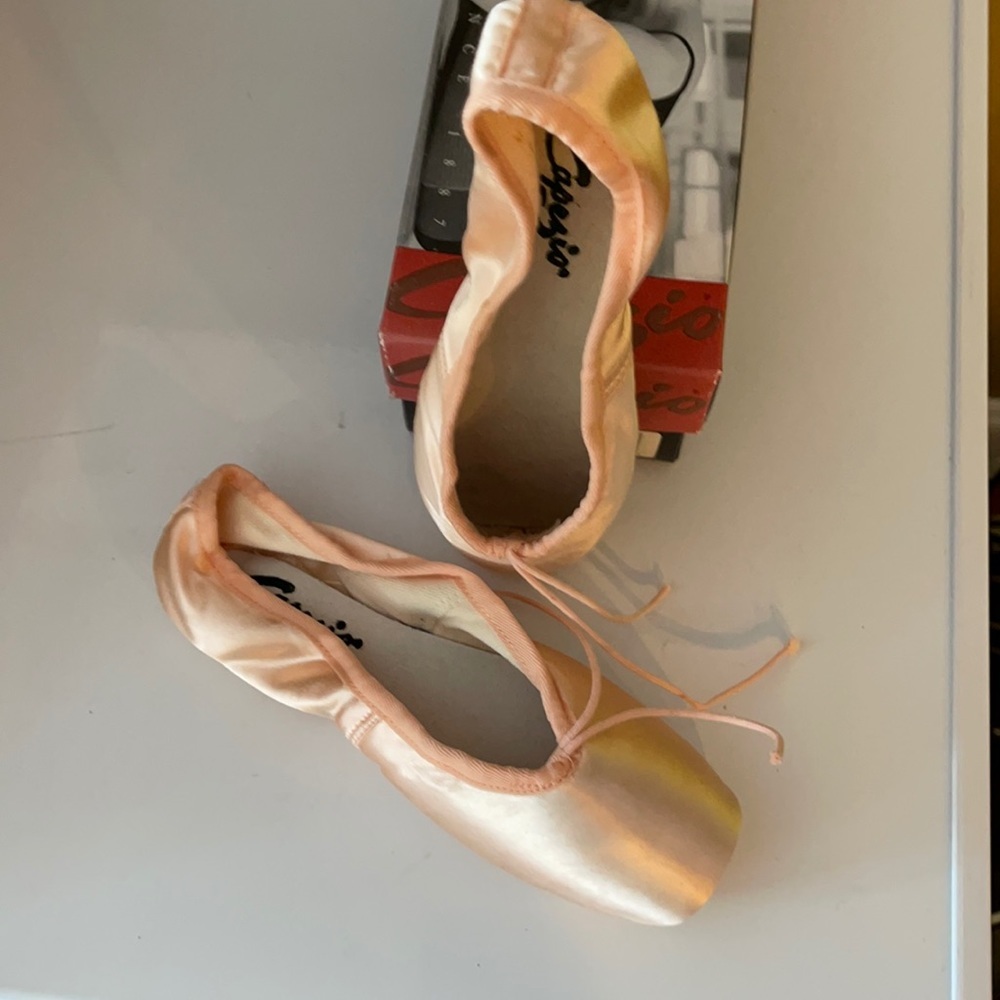 New Capezio pointe ballet shoes 2B